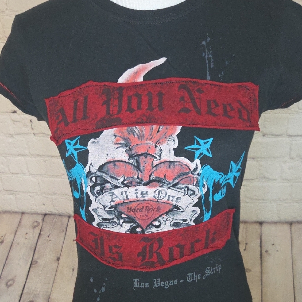 Hard Rock Cafe Black Tee with Red and Blue Graphic - Picture 4 of 6